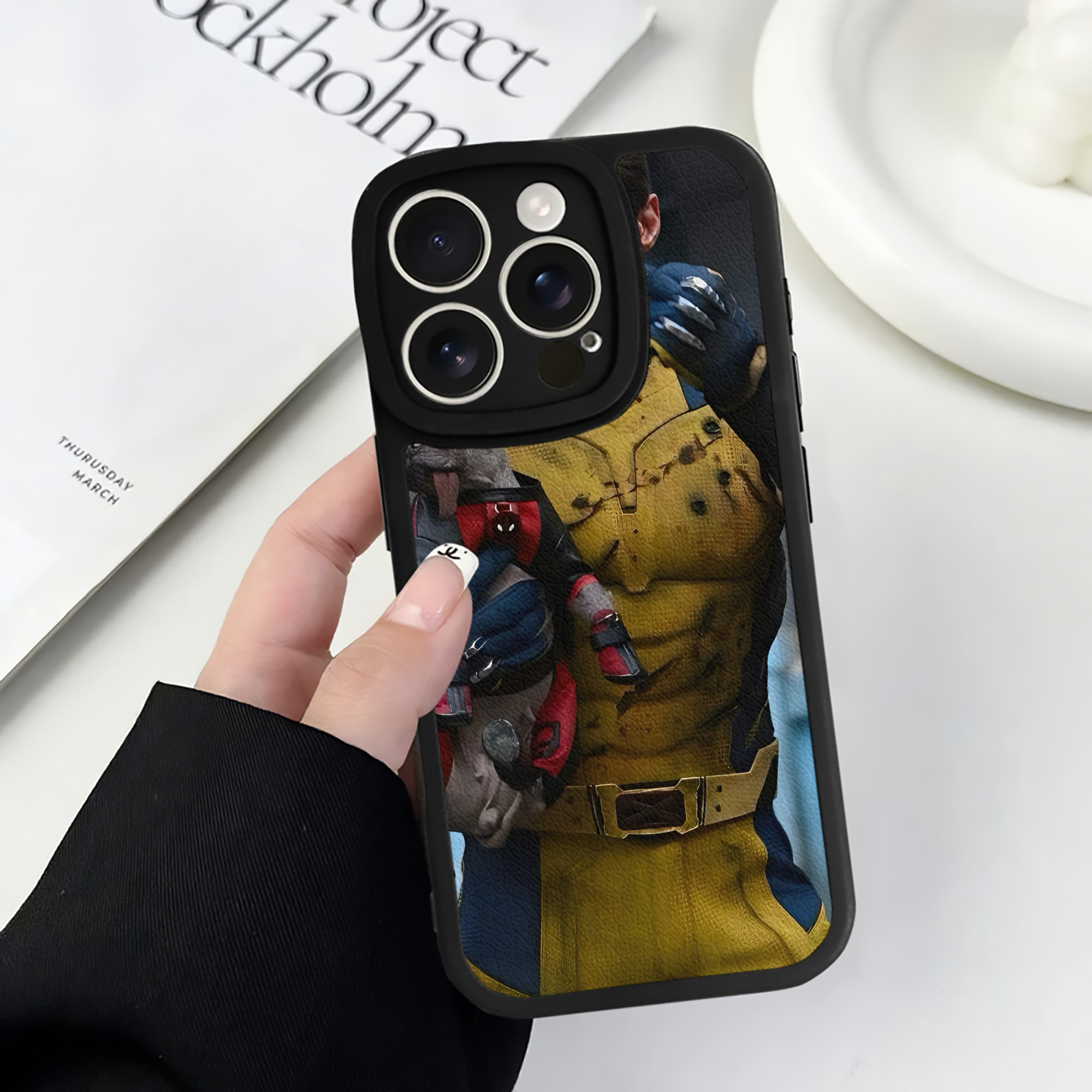 （画像用） Deadpool デッドプール 【iPhone 16シリーズ対応】シリコンスマホケース（レザー調） 材質：シリコン